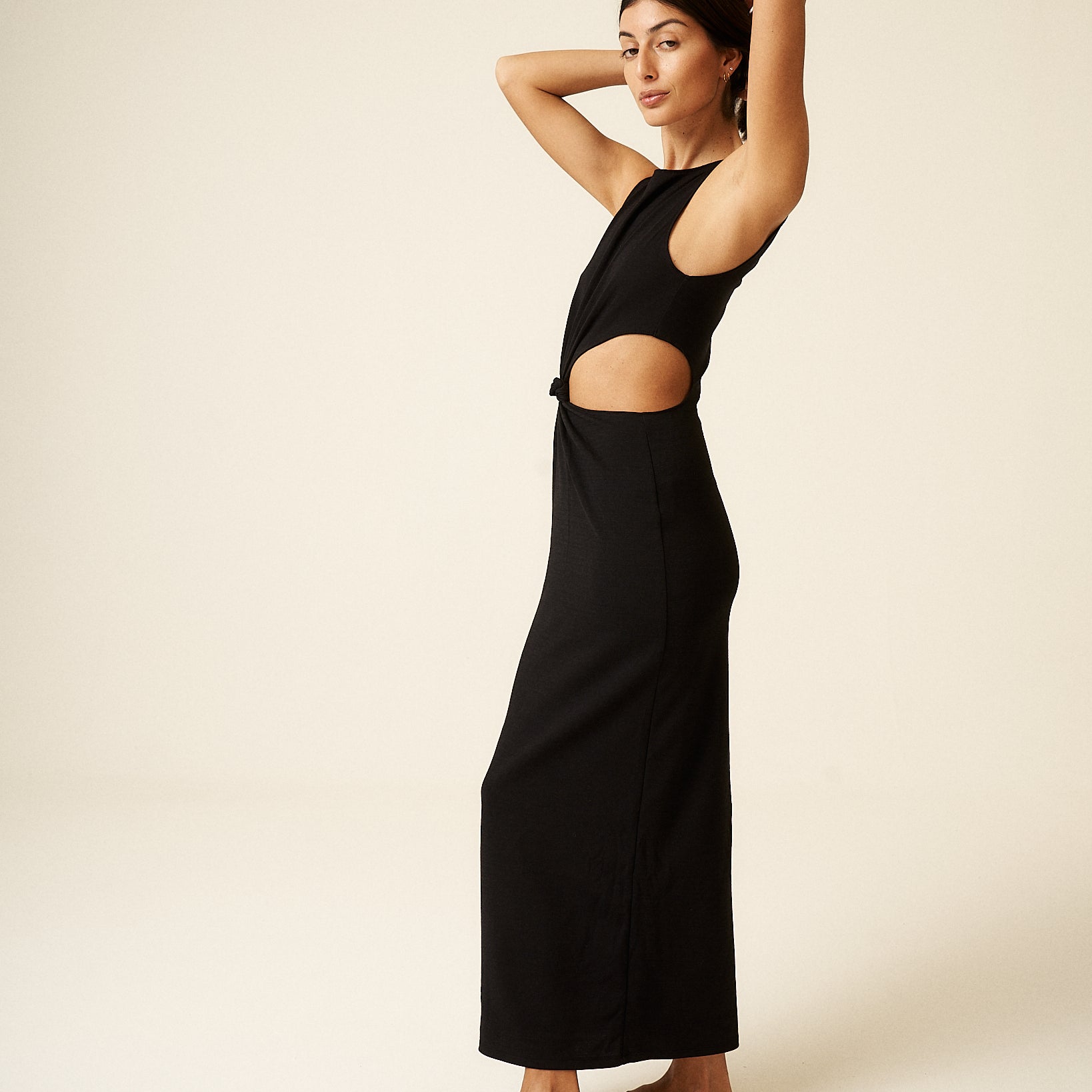 Alana. Sustainable knotted dress made of merino wool, black color. Length to the ankles and cut out at the sides.